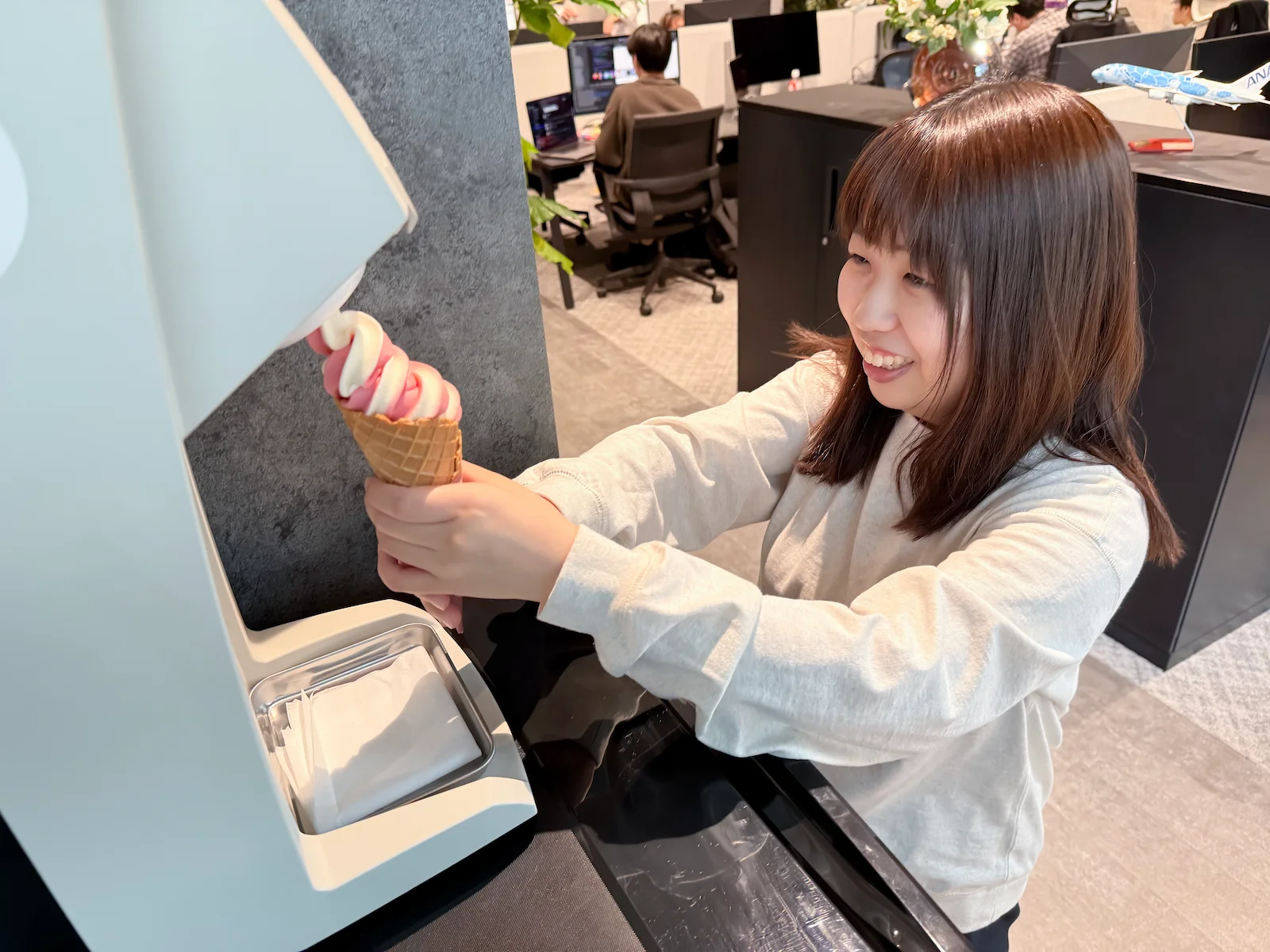 仕事の合間にソフトクリームを食べて糖分補給してます